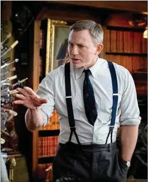  ??  ?? Le détective qu’incarne Daniel Craig est librement inspiré d’Hercule Poirot.