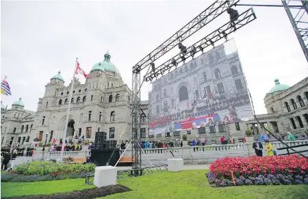  ?? DARREN STONE, TIMES COLONIST ?? A large screen shows a dress rehearsal Friday for the royal welcoming ceremony at the B.C. legislatur­e, which starts at 5:05 p.m. today.