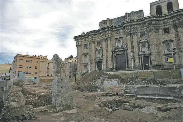  ?? VICENÇ LLURBA ?? Bajo el subsuelo que ocupaban las casas de la catedral se han hallado evidencias de la muralla y un edificio monumental de la época romana