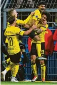  ?? Foto: Witters ?? Hier bejubeln die Dortmunder das 1:0 durch Axel Witsel (re.).