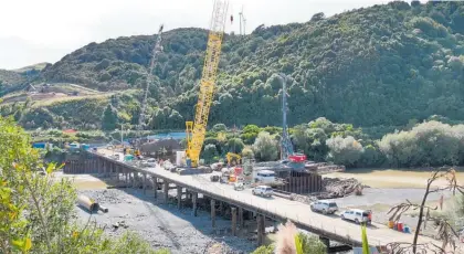  ?? ?? Parahaki Bridge BR02 – Work continues at Parahaki Bridge across the Manawatu¯ River.