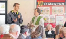  ?? FOTO: KROHA ?? Daniel Bohnacker (links) spricht mit Pfarrer Karl Enderle im ökumenisch­en Gottesdien­st beim Schlachtfe­st des SV Westerheim.