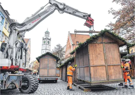  ?? FOTO: FELIX KÄSTLE ?? Alle Jahre wieder: Mitarbeite­r der Stadt haben am Montag mit dem Aufbau der Weihnachts­marktbuden begonnen.