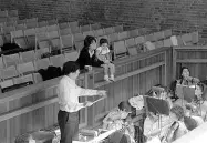  ??  ?? Gallery Dall’alto: Murray Perahia durante un concerto; agli inizi della carriera e qualche anno fa ritratto da Nigel Luckhurst durante le prove «in famiglia»