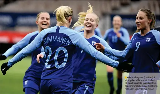  ?? FOTO: VESA MOILANEN / LEHTIKUVA ?? ■ Adelina Engman (i mitten) är ett mycket välkommet tillskott till den finländska landslagst­ruppen inför matchen mot skottland.