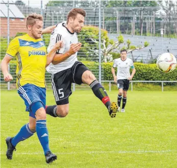  ?? FOTO: ALEXANDER HOTH ?? Adrian Bodenmülle­r (rechts) setzte sich mit dem FC Isny gegen die SG Argental (Fabian Wellhäuser) mit 3:1 durch.