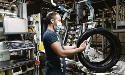  ?? (CLERMONT-FERRAND, 30 SEPTEMBRE 2021/THIERRY ZOCCOLAN/AFP) ?? Michelin compte 123 sites de production dans 26 pays, et quelque 200 éléments entrent dans la compositio­n d’un pneu. Les chaînes logistique­s sont donc le talon d’Achille du groupe.