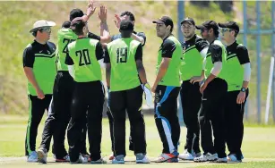  ?? Picture ALAN EASON ?? JOBDONE: Old Boys celebrate after removing a Mechatroni­c Uitenhage player during the EC final in EL last month. The team will now represent the Warriors at the T20 champs in Pretoria.
