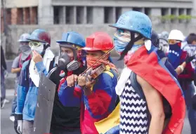  ?? AP FILE FOTO ?? PROTEST MUSIC. Wuilly Arteaga, 2nd from right, plays his violin during one of the protest marches against the administra­tion of Venezuelan President Nicolas Maduro in this photo taken in June this year.