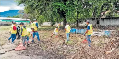  ?? FOTOS: MELVIN CUBAS ?? Las cuadrillas están laborando en solares sucios que están llenos de maleza.