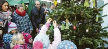  ?? Foto: Peter Heider ?? Erstmals durften in diesem Jahr die Meitinger Kindergart­enkinder auf dem Rathauspla­tz die Weihnachts­bäume festlich schmücken.