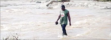  ?? (Pic: Phiwase Phungwayo) ?? A community member returning from the other side of the river.