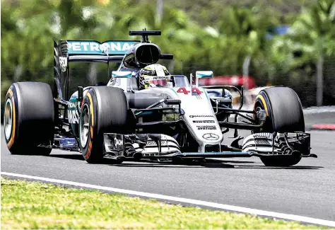  ??  ?? GRAN PREMIO DE MALASIA Lucha. Lewis Hamilton busca recuperar el liderato del Mundial de Pilotos que hoy está en manos de su compañero el alemán Nico Rosberg.