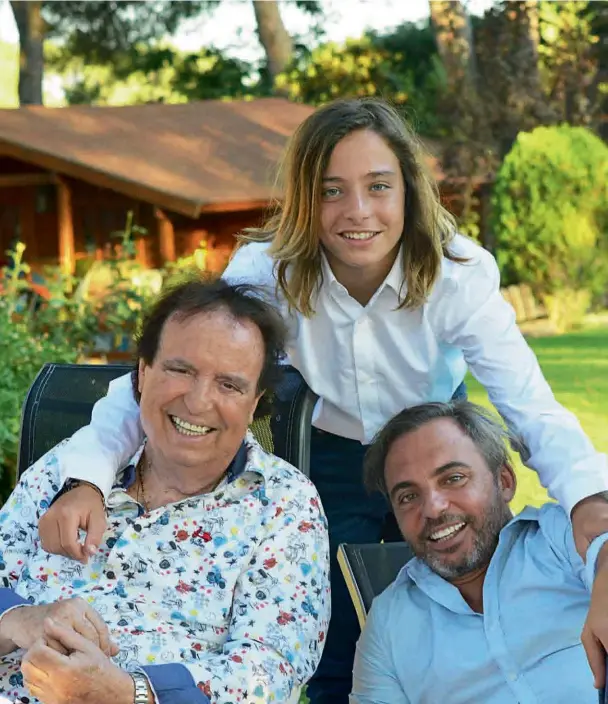  ??  ?? Nacido en Ibiza, se asume como un niño común que disfruta jugar al fútbol y recuerda que su primer instrument­o musical fue una guitarra de juguete. Dice que tener un papá y un abuelo que cantan no le significa ninguna presión sino un beneficio.