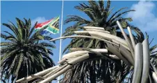  ?? Picture: FREDLIN ADRIAAN ?? MARK OF RESPECT: The South African flag hangs at half mast in Port Elizabeth