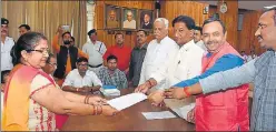  ??  ?? ▪ BJP candidates Vidya Sagar Sonkar and Salil Bishnoi withdrew nomination in Lucknow on Thursday.