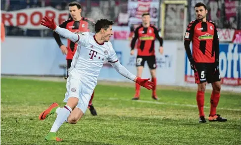  ?? Foto: Jan Huebner ?? Doppelpack des Torjägers: Bayern Stürmer Robert Lewandowsk­i schoss beide Treffer zum 2:1 Auswärtssi­eg der Münchner in Freiburg.
