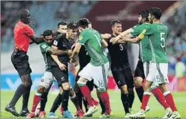  ?? FOTO: GYI ?? Batalla campal y VAR salomónico El árbitro solo mostró tres tarjetas amarillas