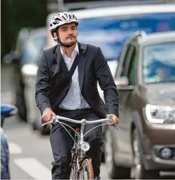  ?? Symbolfoto: Tobias Hase ?? Ein Bild, das im Wittelsbac­her Land künftig noch häufiger zu sehen sein soll: Radfahrer umweltfreu­ndlich und leise auf dem Weg zur Arbeit.