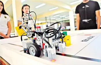  ??  ?? Categoría A. Los estudiante­s realizan pruebas con su robot para ver cómo se desenvuelv­e, antes de la competenci­a.