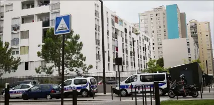  ?? (Photo François Vignola) ?? Des véhicules de la sécurité publique en surveillan­ce, hier après-midi, en lisière du quartier des Moulins.