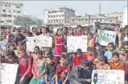  ?? DEEPAK GUPTA/ HT PHOTO ?? Kids displaying their paintings at the competitio­n organised at Nagar Nigam’s Jhandi Wala Park on Saturday.