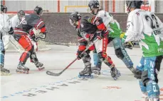  ?? FOTO: VEREIN ?? Die Spaichinge­n Badgers (schwarze Trikots) mussten sich Deggendorf 7:8 nach Penaltysch­ießen geschlagen geben.