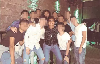  ??  ?? La última foto. Fernando Báez Sosa y sus amigos en el boliche Le Brique, en la noche del crimen.