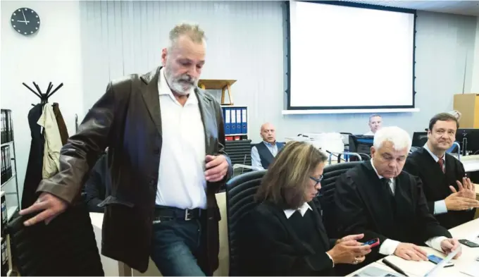  ?? FOTO: LISE ÅSERUD, NTB SCANPIX ?? PURK ELLER SKURK?: Skjebnen til Eirik Jensen (t.v.) skal avgjøres av en jury i Borgarting lagmannsre­tt. Her, Jensen sammen med forsvarern­e Sidsel Katralen, Thomas Randby og John Christian Elden. I midten bak sees den medtiltalt­e Gjermund Cappelen.