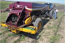  ??  ?? • The star of the show: the Radium Bulkspread 313 with row-spreading attachment. The demonstrat­ion was held on Horst Kaiser’s Fairview farm.