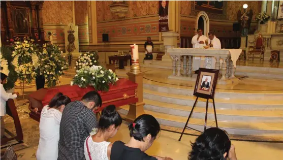  ?? YAZMÍN SÁNCHEZ ?? En la Catedral de Tampico se dio el adiós al historiado­r oficial de la ciudad.