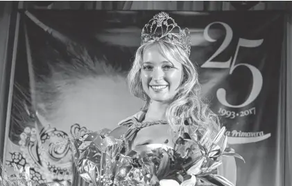  ??  ?? Guillermin­a Scaringi, oriunda de Cabildo, se convirtió anoche en la 25ª Reina Nacional de la Primavera en Monte.