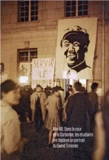  ??  ?? Mai-68. Dans la cour de la Sorbonne, les étudiants ont déployé un portrait du Grand Timonier.