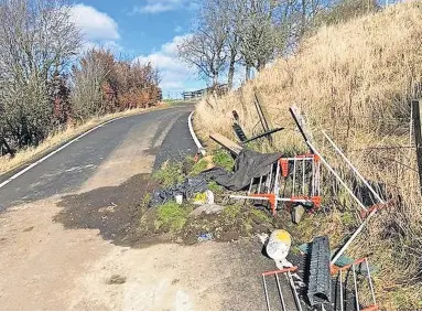  ?? ?? Eyesore Fly-tipping at the Crags Bridge near Strathaven