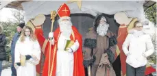  ?? FOTO: XAVER KNITTEL ?? Das Christkind (Anna Lena Braun), Nikolaus mit Knecht Ruprecht und die künftige Bürgermeis­terin Claudette Kölzow eröffneten den 23. Buchheimer Christkind­lemarkt (von links).