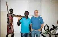  ?? ?? Mallick Guira et Laurent Toffanello , président de l’Autan et Harmattan , posant aux côtés des sculptures de Malick dont cet incroyable homme Masai. la sculpture pèse près de 20kg