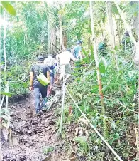  ??  ?? (Gambar atas) LALUAN menuju ke puncak Bukit Maria. (Gambar kanan) PARA peserta yang menyertai aktiviti hiking ke puncak Bukit Maria.