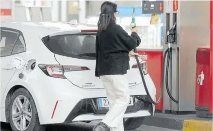  ?? Foto: E.P. ?? Una mujer, con su vehículo en una gasolinera.