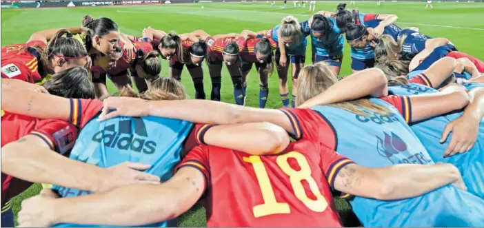  ?? ?? Las jugadoras de la Selección española hacen piña antes de un partido de la última Eurocopa; han pasado solo dos meses y todo ha saltado por los aires en el equipo.