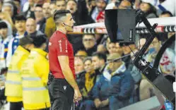  ?? ?? Díaz de Mera anuló el gol de Lucas Vázquez tras consultar con el VAR