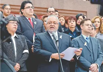  ??  ?? Luis Vega Ramírez, presidente de la Asociación Nacional de Magistrado­s de Circuito y de Jueces de Distrito del Poder Judicial de la Federación, leyó el posicionam­iento del gremio sobre la ley que busca recortar los salarios.