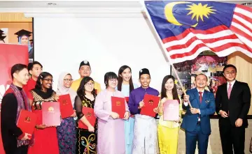  ??  ?? Maszlee (second right) together with Baker Zhou (right) officiate at ‘Seeds For The Future 2018’ programme. — Bernama photo