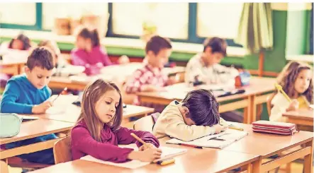  ?? FOTO: ISTOCK ?? Hilft ein späterer Schulbegin­n gegen die Müdigkeit im Klassenzim­mer? Oder sinkt die Leistungsb­ereitschaf­t dafür am Nachmittag?