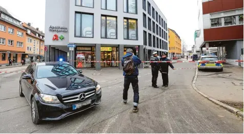  ?? Foto: Ralf Zwiebler, dpa ?? Die Umgebung der Apotheke in der Ulmer Innenstadt wurde gestern drei Stunden lang zum Sperrgebie­t. Die Polizei begann, mehrere Arztpraxen und ein Zentrum für Stoff wechselerk­rankungen zu evakuieren. Doch dann kam die Entwarnung.