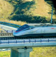  ??  ?? Un convoglio viaggia sui binari dell’attuale Bari-Napoli. A lavori conclusi le due città saranno collegate con due ore di treno