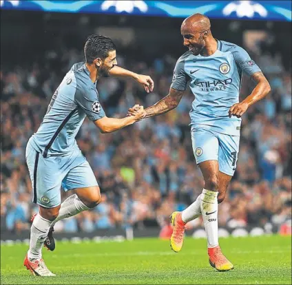  ?? FOTO: GETTTY ?? Delph celebra su gol con Nolito El Manchester United volvió a ganar al Steaua, que cayó por un 6-0 en el global de la eliminator­ia