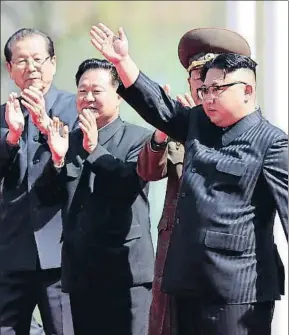  ?? WONG MAYE-E / AP ?? Kim Jong Un saludando en una ceremonia en Pyongyang, el mes pasado