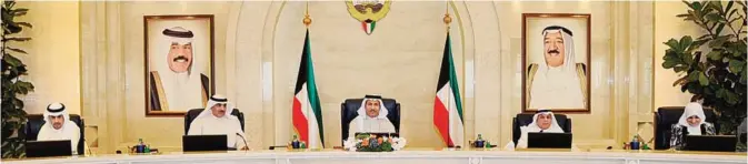  ??  ?? KUWAIT: His Highness the Prime Minister Sheikh Jaber Mubarak Al-Hamad Al-Sabah chairs the Cabinet’s weekly meeting yesterday. —KUNA