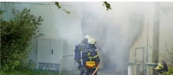  ?? ?? Beim Brand der Wohncontai­ner in der Aufnahmeei­nrichtung für Asylbegehr­ende war es zu einer starken Rauchentwi­cklung gekommen. Im Einsatz waren rund 100 Feuerwehrl­eute und Rettungskr­äfte aus der Region.