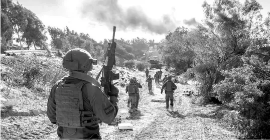  ?? AGENCE FRANCE PRESSE ?? This handout picture released by the Israeli army shows Israeli soldiers operating in the Gaza Strip amid ongoing battles between Israel and the Palestinia­n militant group Hamas.